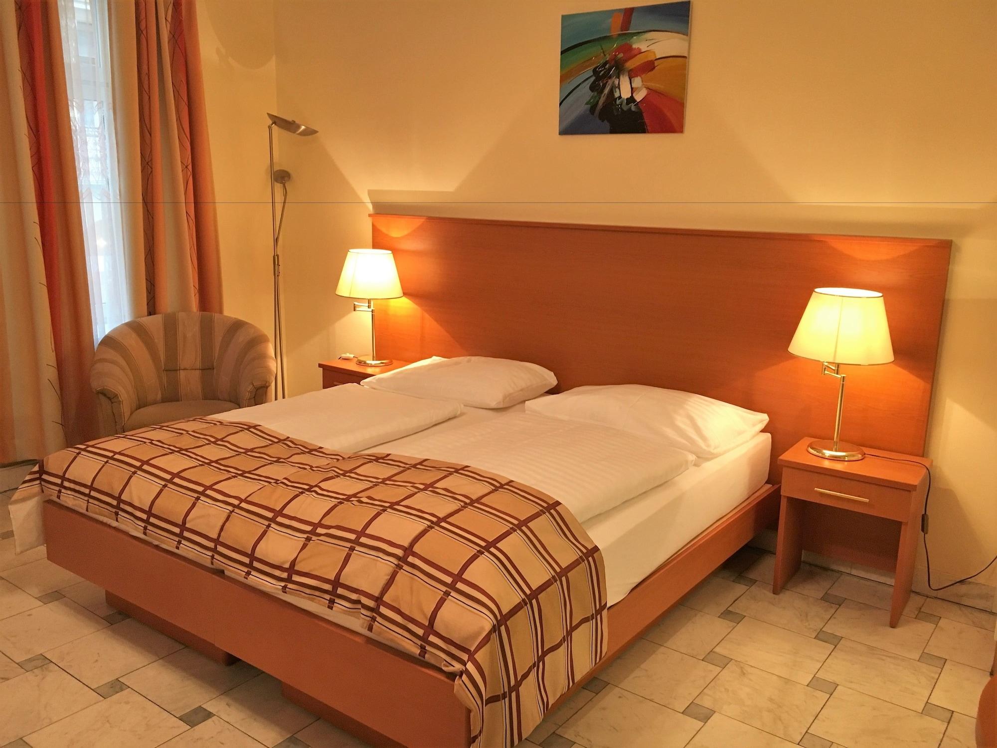 Continental Hotel-Pension Wina Bagian luar foto