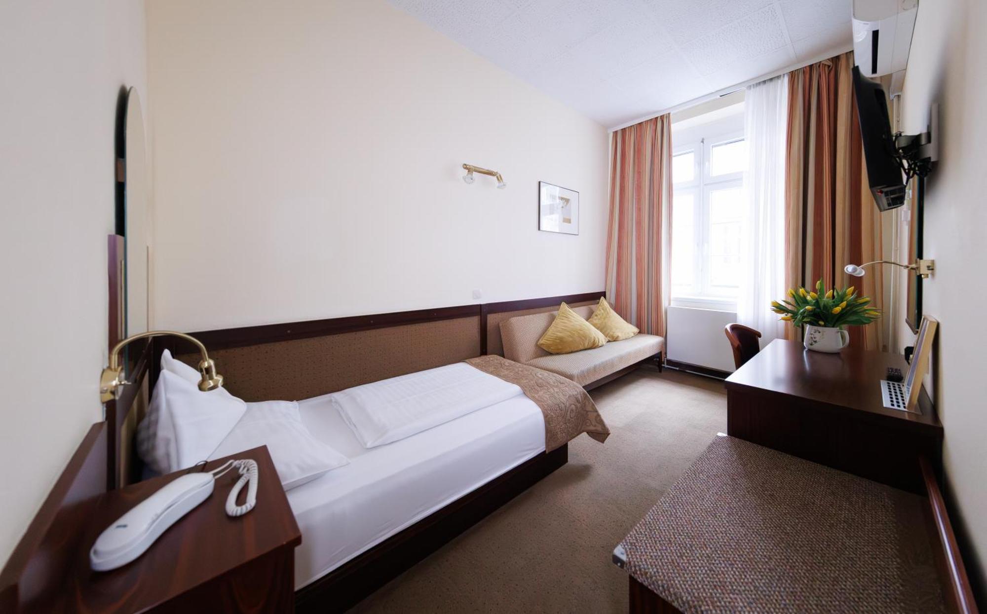 Continental Hotel-Pension Wina Bagian luar foto