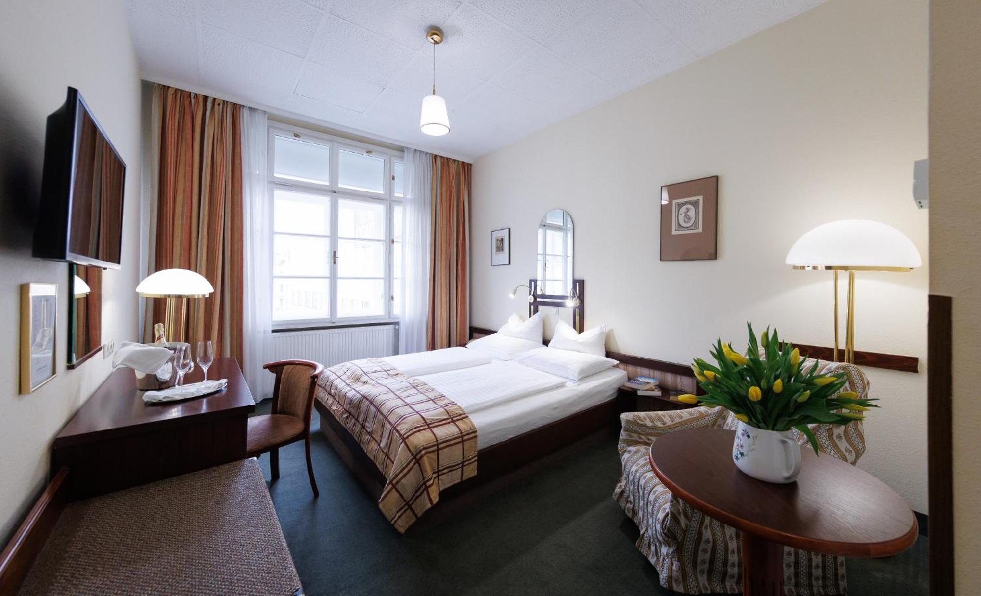 Continental Hotel-Pension Wina Bagian luar foto