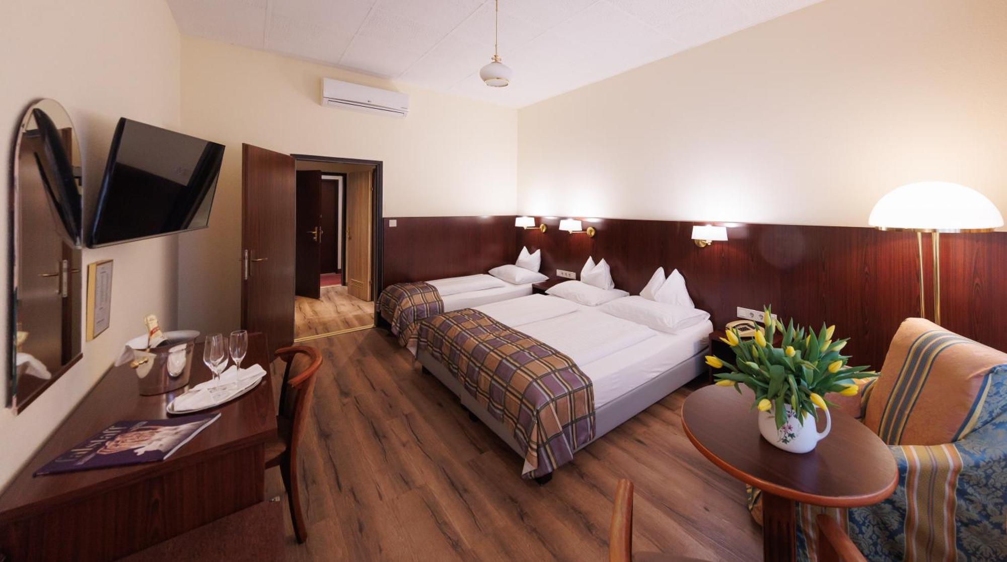 Continental Hotel-Pension Wina Bagian luar foto