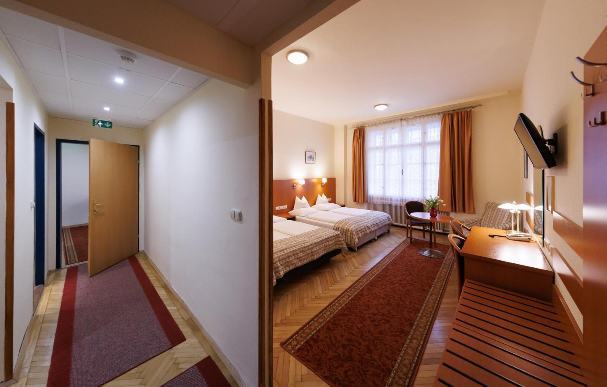 Continental Hotel-Pension Wina Bagian luar foto