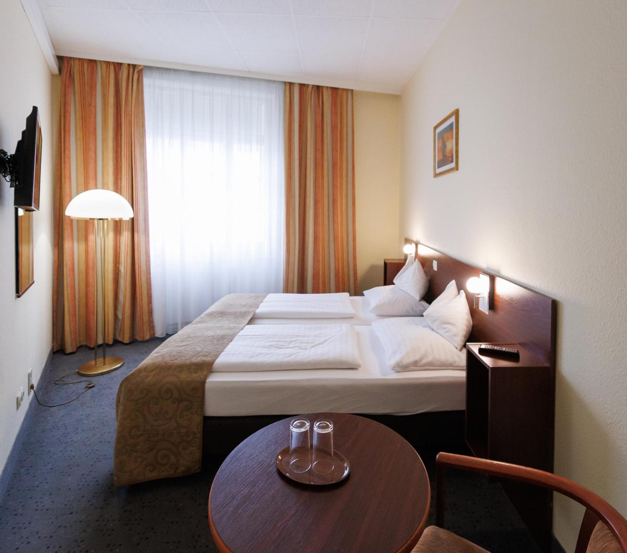 Continental Hotel-Pension Wina Bagian luar foto