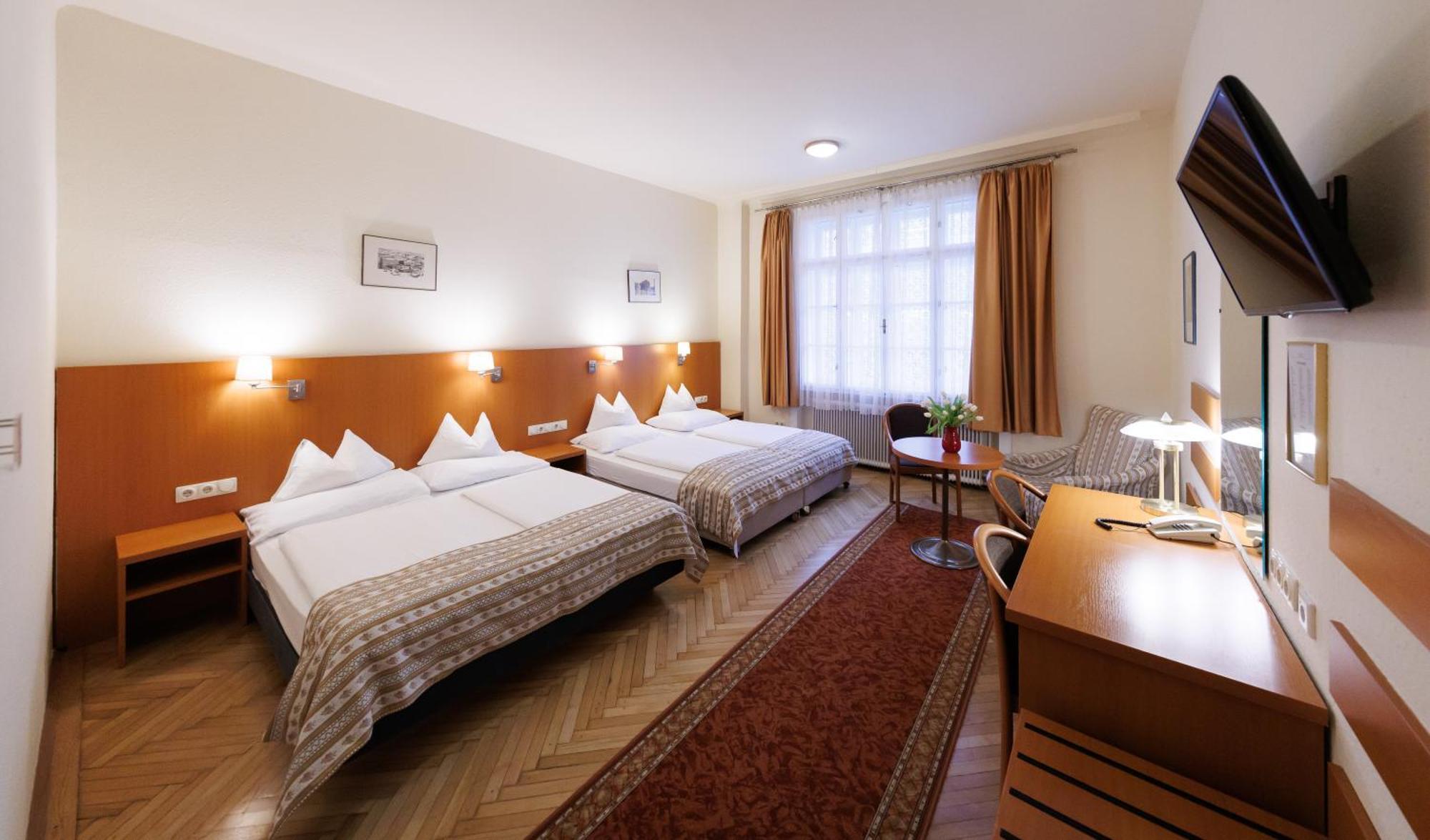 Continental Hotel-Pension Wina Bagian luar foto