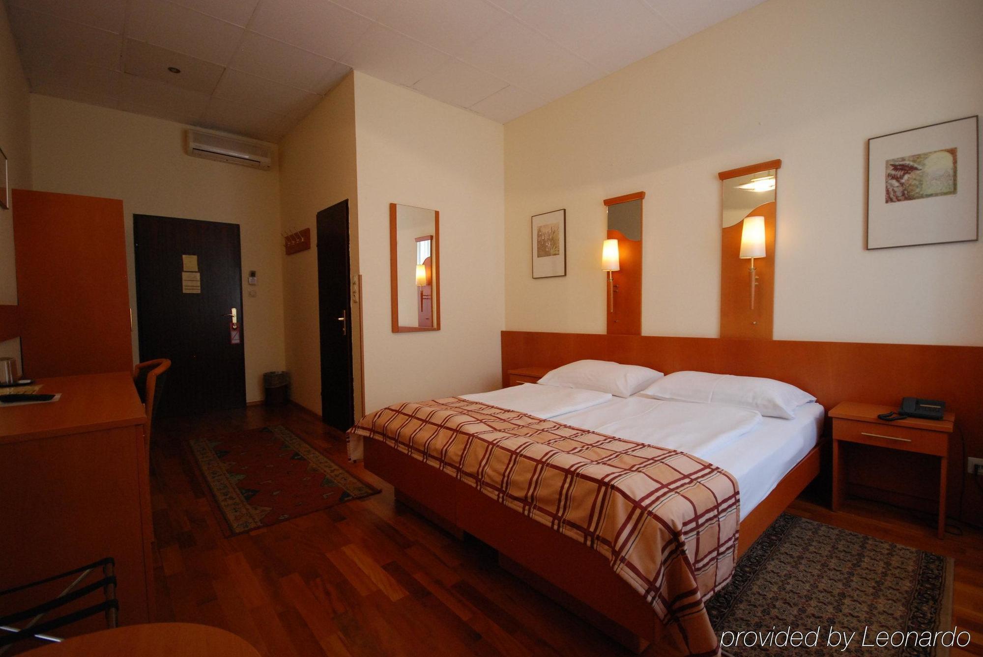 Continental Hotel-Pension Wina Bagian luar foto