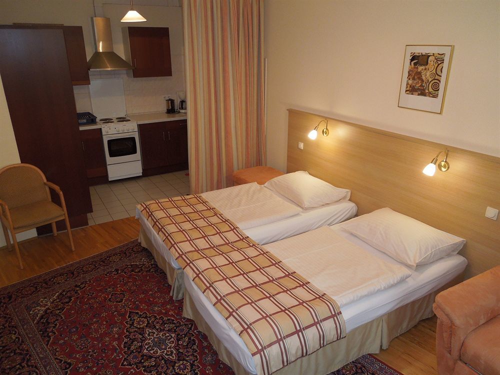 Continental Hotel-Pension Wina Bagian luar foto