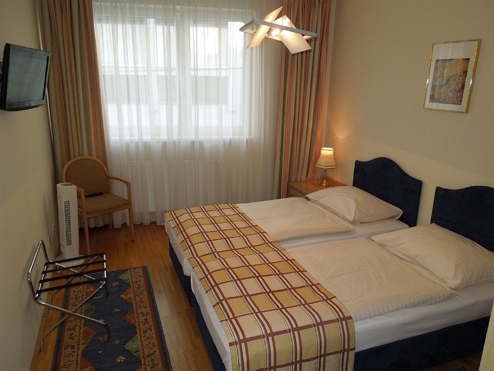 Continental Hotel-Pension Wina Bagian luar foto