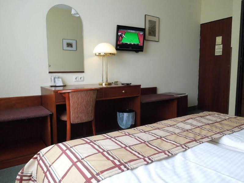 Continental Hotel-Pension Wina Bagian luar foto